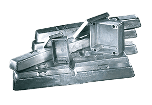 Aluminiumgehäuse und Aluminiumblöcke als Rohmaterial für die industrielle Gehäusefertigung.